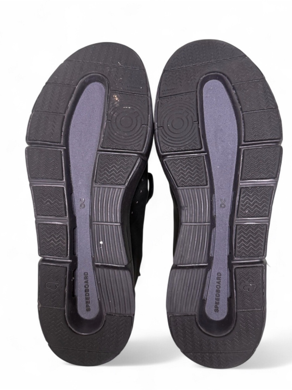 the Women's On THE ROGER Advantage in the All Black (or Black/Black) colorway - Picture 6 of 6